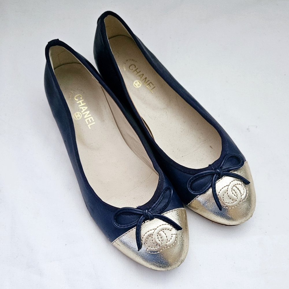 CHANEL Ballerina Flats Ballet Navy & Metalic Beige Leather Emblem sz 5US